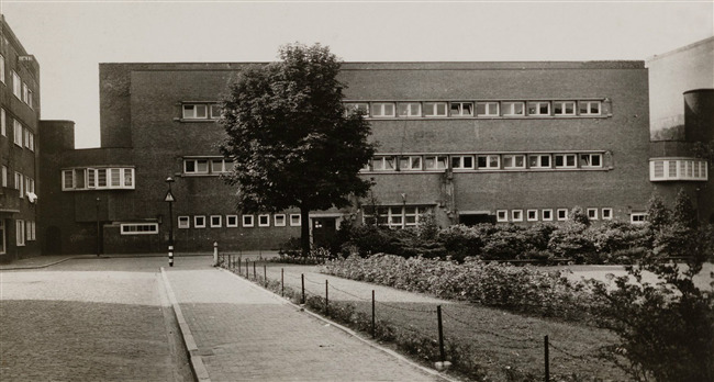 Nederlandse Hervormde Central ULO school.
              <br/>
              Beeldbank gemeentearchief Amsterdam, ca. 1930